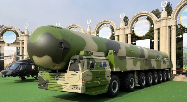 Изображение к статье: Мобильная ракета DF-41 приветствует участников партийного съезда в Пекине.