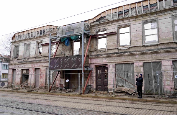 Изображение к статье: Власти торжественно ликвидировали в прошлом году руину на ул. Петерсалас, 5.