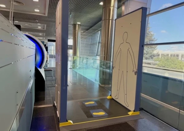 Изображение к статье: Вместо рамки-металлоискателя и без излучения: в Рижском аэропорту установили новый сканер