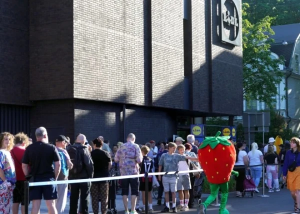 Изображение к статье: Женщина из Бауски простояла в очереди 12 часов, чтобы получить подарочную карту на 30 евро