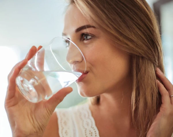 Изображение к статье: Питьевая вода и сияние кожи: мифы и факты