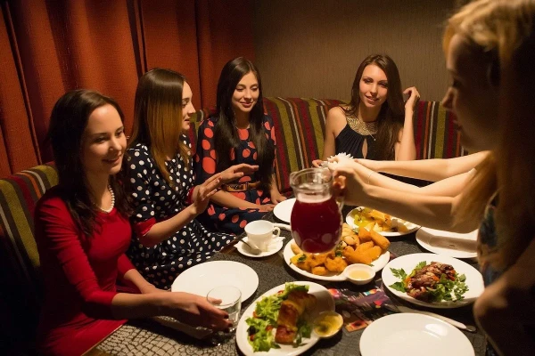 Изображение к статье: Сила женских встреч: зачем устраивать девичники в любом возрасте