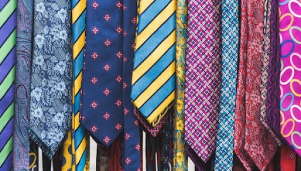 Изображение к статье: Политик надела 330 галстуков, чтобы побить мировой рекорд (ВИДЕО)