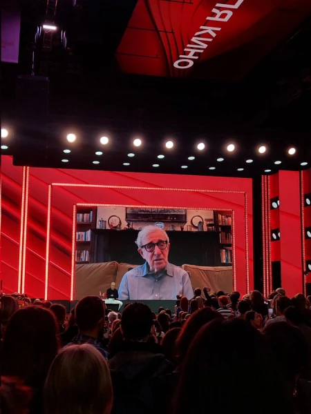 Изображение к статье: «Гори в аду, Вуди Аллен!»:  89-летний режиссер оскандалился дистанционным визитом в РФ