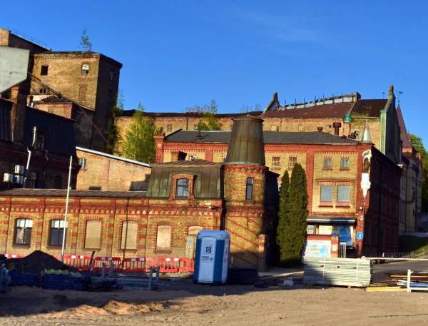 Изображение к статье: Индустриальное наследие Риги тем временем тихо зарастает — в данном случае это легендарный пивзавод "Алдарис". Фото автора.