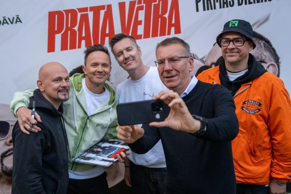 Изображение к статье: Редкий случай, когда не кто–то фотографируется с президентом ЛР, а президент ЛР фотографируется с кем–то. Фото: Brainstorm.