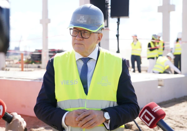 Изображение к статье: Министр финансов Ашераденс посетил стройку таможенного терминала на Кундзиньсале в Риге.