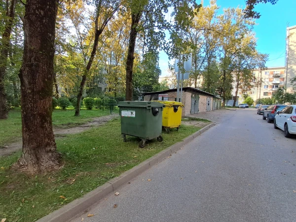 Изображение к статье: «Изгнанные» контейнеры на зеленой зоне .