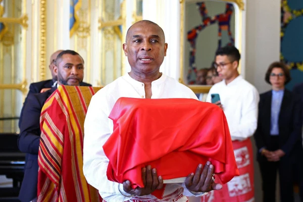 Изображение к статье: Франция торжественно отдала Мадагаскару череп, который лежал в Париже 128 лет