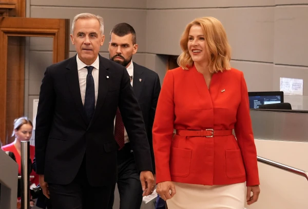 Изображение к статье: На встречу с коллегой Силиня оделась в цвета канадского флага.