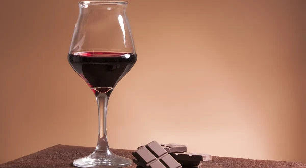 Изображение к статье: Шоколад и вино продлевают жизнь? Ученые объяснили, почему «запретные» удовольствия на самом деле полезны