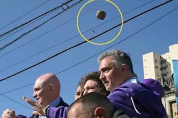 Изображение к статье: Президента Аргентины закидали камнями