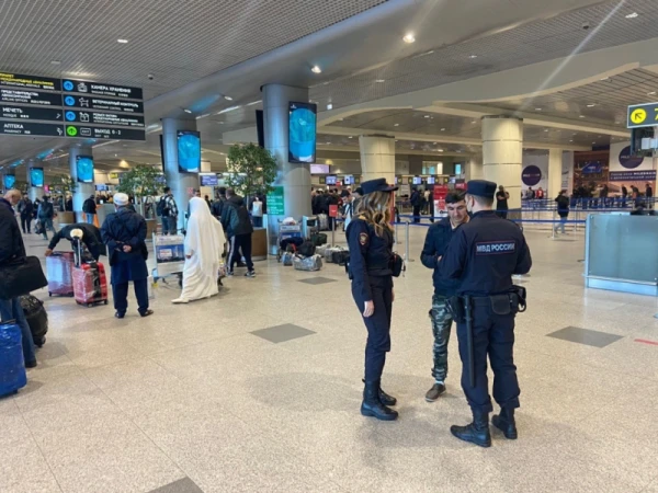 Изображение к статье: Полицейские в аэропорту всегда настороже.