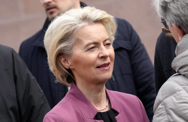 Изображение к статье: Урсула фон дер Ляйен спешит к Эвике Силине