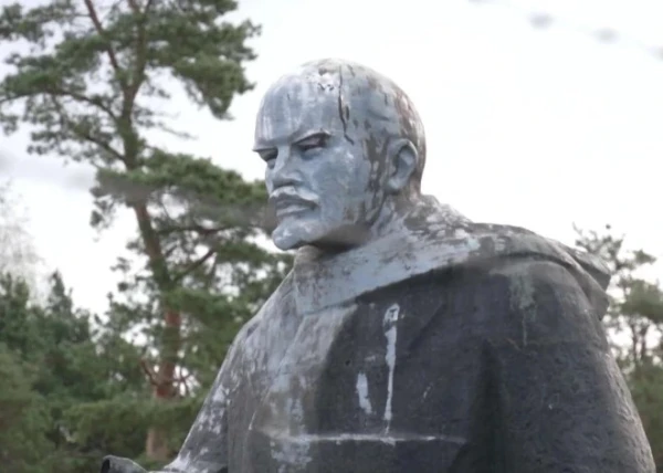 Изображение к статье: Ленину отпилили пальцы, но он стоит - в Екабпилсе до сих пор «прославляют»?