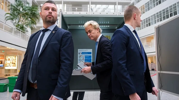 Изображение к статье: Лидера радикальной партии всюду сопровождают телохранители.