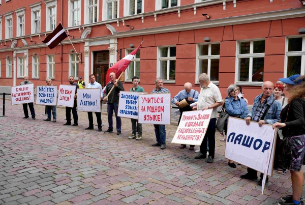 Изображение к статье: В Риге прошел пикет против полного перевода обучения на латышский язык