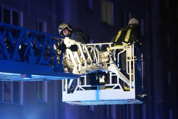 Изображение к статье: Минувшей ночью пожарные спасли человека и собаку из горящей квартиры в Риге