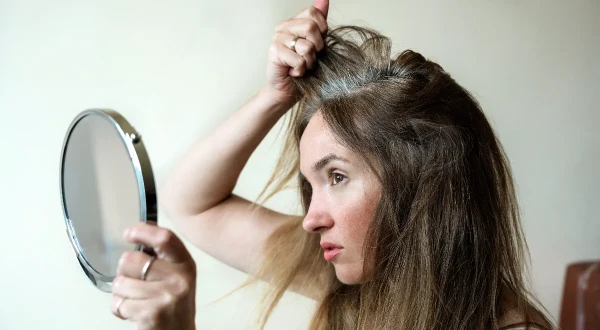 Изображение к статье: Молодежь седеет уже в 20 лет: врач объяснила, как это связано с питанием