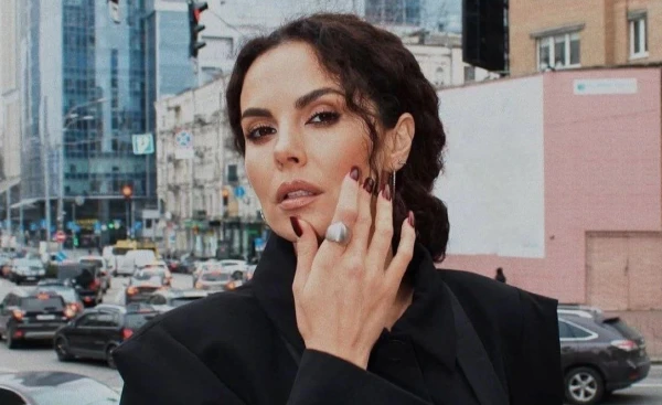 Изображение к статье: Реклама ювелирки приносила ей регулярную, приятную денюжку.