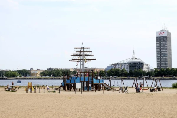 Изображение к статье: Вряд ли будут желающие купаться на рижских пляжах. Спасатели изменили температуру