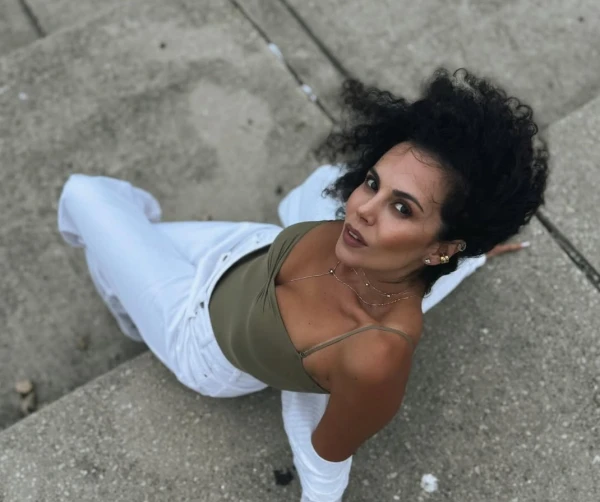 Tanga kiygan juda chiroyli sexy qizlar