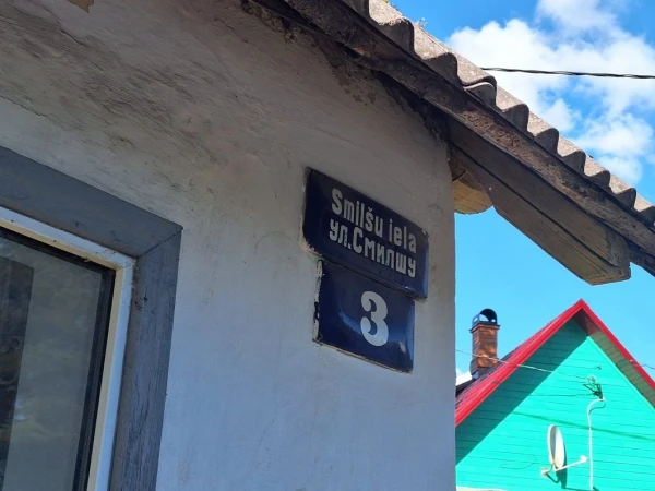 Изображение к статье: Доколе? В Латгалии по-прежнему можно увидеть уличные указатели на русском