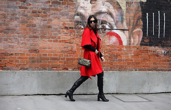 Изображение к статье: Красный тренч, цветная шуба и другие интересные идеи верхней одежды на осень