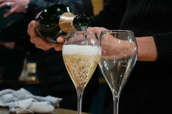 Изображение к статье: Эксперименты доказали: ложка не удерживает газ в шампанском