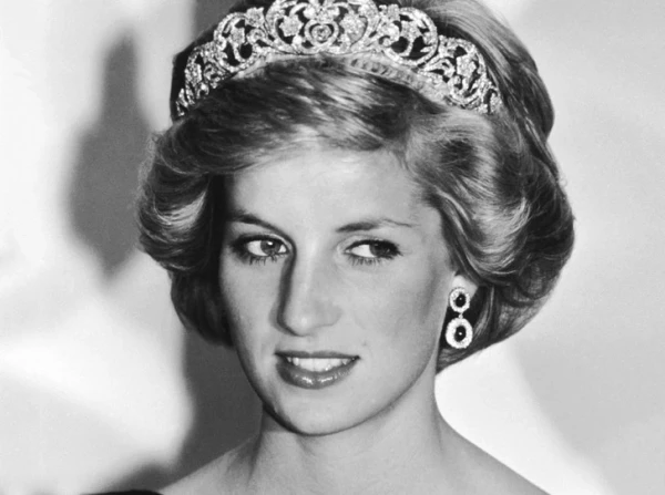 Изображение к статье: Диск Миноуг, снимок принцессы и фото Горбачёва: в Лондоне вскрыли капсулу времени принцессы Дианы, закопанную более 30 лет назад