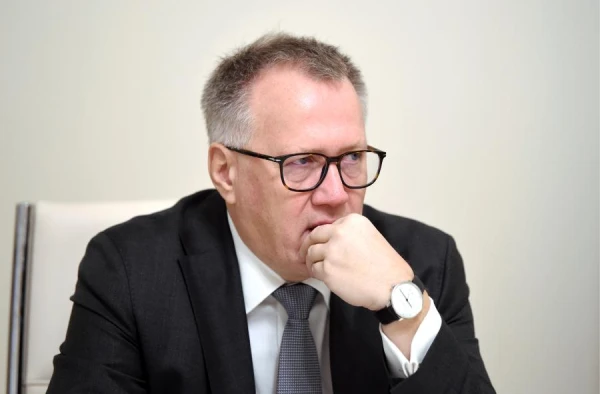 Изображение к статье: Министр признался, что государству не хватает денег на детей и умирающих стариков. Поэтому буду экономить на других