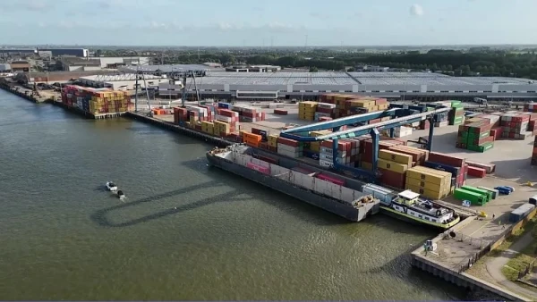 Изображение к статье: Водородная баржа у причала.