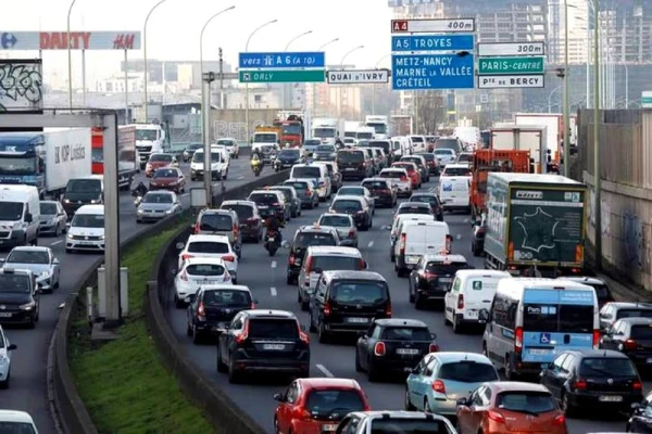 Изображение к статье: В пробках сжигаются миллионы тонн топлива и миллиарды евро.