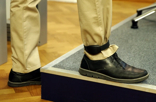 Изображение к статье: Не простое украшенье - в Латвии впервые на семейного насильника надели браслет