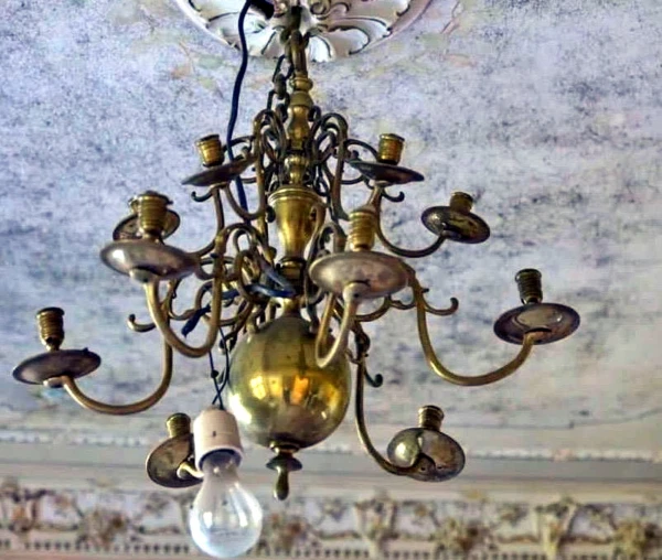 Изображение к статье: В латвийской глубинке украли антикварную люстру