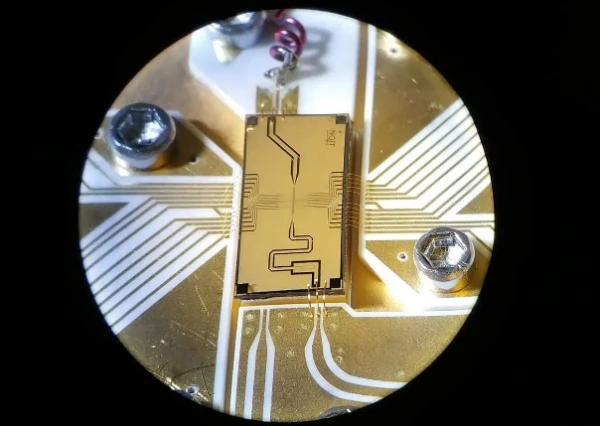 Изображение к статье: Чип с ионной ловушкой, используемый для тестирования одного кубита.