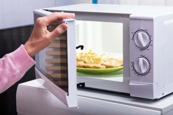 Изображение к статье: Какие продукты нельзя греть в микроволновке?