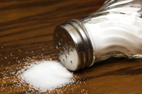 Изображение к статье: Соль против сорняков. Работает ли этот распространенный дачный лайфхак?