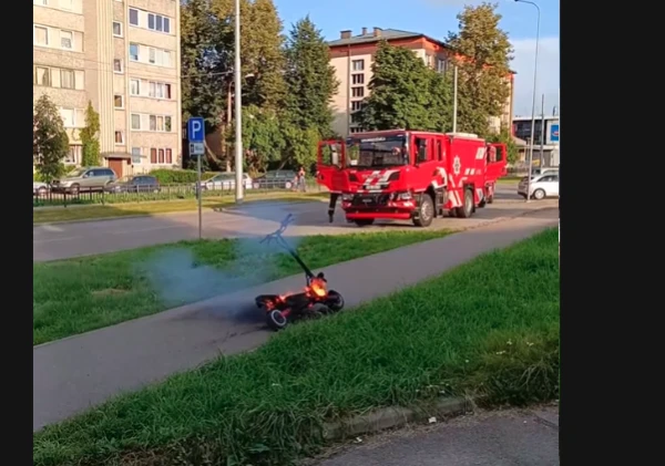 Изображение к статье: Они еще и горят! Пожарные в центре города тушили полыхающий в огне самокат