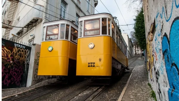 Изображение к статье: В катастрофе фуникулёра в Лиссабоне жители винят массовый туризм