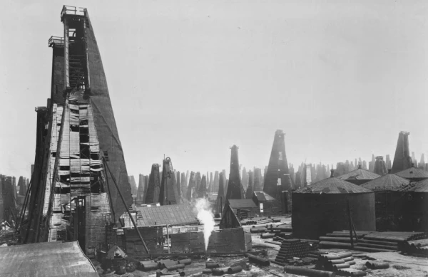 Изображение к статье: Баку начала XX века - тут не волновались об экологии.