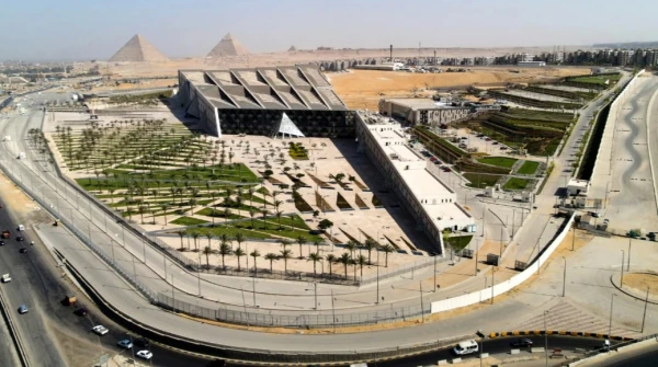 Изображение к статье: На фоне пирамид Гизы высится суперсовременный центр.