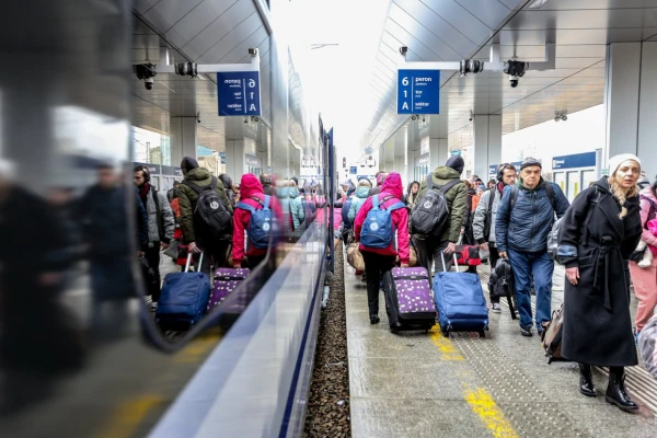 Изображение к статье: Население бежит из страны, где все трудней выживать.
