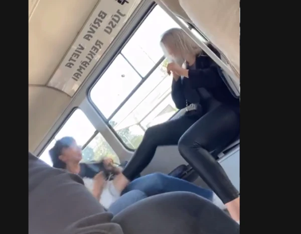 Изображение к статье: «Свинья, получи ногой!» Скандальная драка двух женщин в трамвае в Риге попала в соцсети