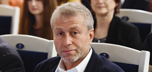 Изображение к статье: Роман Аркадьевич взирает на все с философской полуулыбкой.