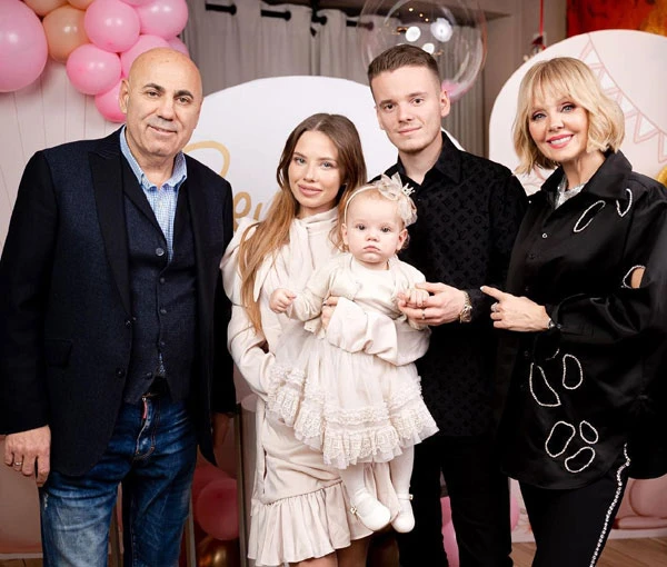 Изображение к статье: Иосиф Пригожин и Валерия с сыном Арсением, его женой Лианой и внуком Мироном.