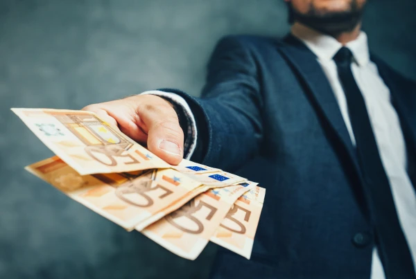 Изображение к статье: Полицейский-взяточник отделался условным наказанием