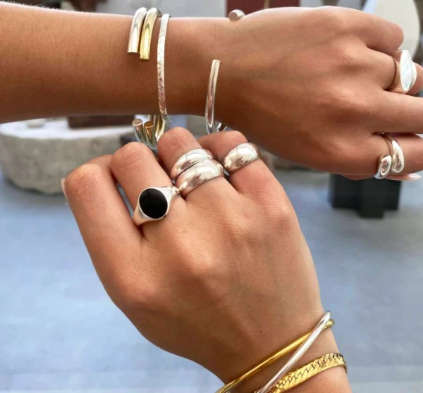 Изображение к статье: Можно ли сочетать золото и серебро: рекомендации стилиста и народные поверья