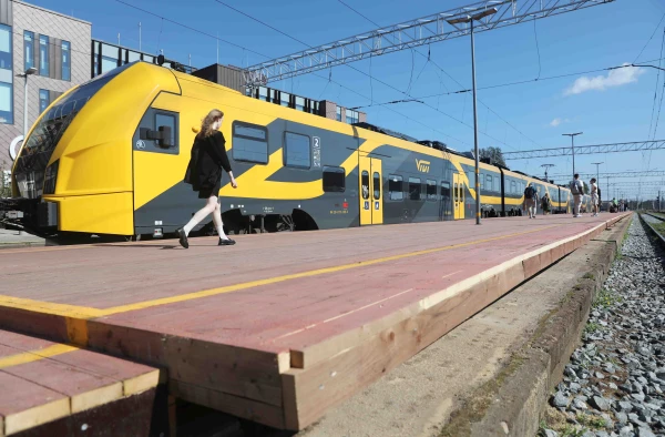 Изображение к статье: Чтобы бабушки из поезда не выпадали: в Риге установили деревянные перроны