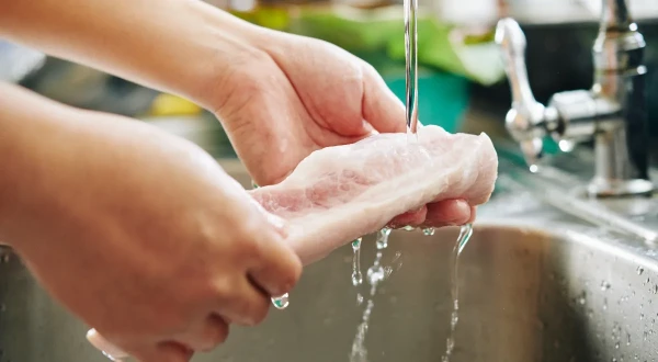 Изображение к статье: Эксперт объяснила, почему мыть мясо — вредная привычка